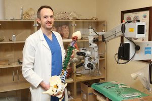 Kolegos medikę iš skausmo spąstų išvadavo neįprastu būdu