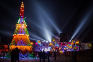 Kultūros sostine tapęs Rokiškis įžiebė savitą Kalėdų eglę