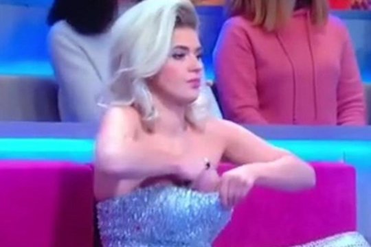 Galvojo, kad nefilmuoja: pikantiškas laidos vedėjos poelgis neliko nepastebėtas