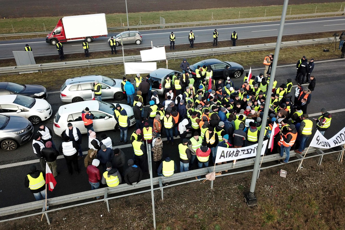  Lenkijos ūkininkai blokavo greitkelį vilkėdami geltonas liemenes.<br> AFP-Scanpix nuotr.