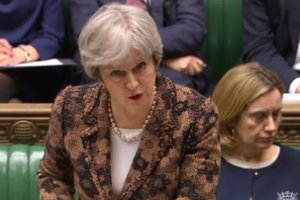 Partiečių smūgį atlaikiusi Theresa May bando gelbėti „Brexit“ susitarimą