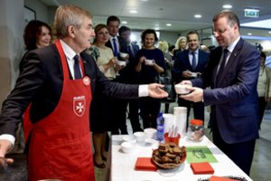 Paaukoti seneliams panoręs Saulius Skvernelis apsižiūrėjo, kad neturi pinigų