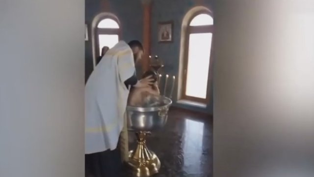 Sukrečiantis įrašas, kaip Rusijoje kunigas bandė išvaryti iš mergaitės velnią