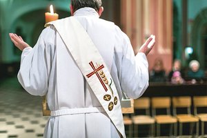 Lenkiją drebina bažnyčioje kilęs meilės trikampis: dvasininkas persekiojo moterį