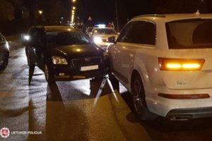Visiškai girta moteris Klaipėdoje aplinkinius automobilius daužė veždama 7 metų vaiką