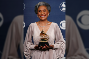 Mirė „Grammy“ pelniusi džiazo dainininkė Nancy Wilson 