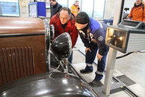 Naudinga prieš techninę apžiūrą: kaip patikrinti, ar gerai šviečia žibintai?