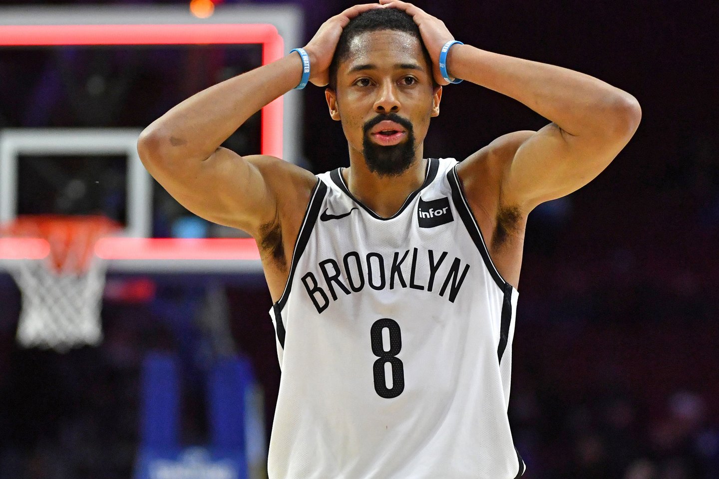 „Brooklyn Nets“ įžaidėjas Spenceris Dinwiddie kiekvienose NBA rungtynėse pasirodo su vis naujais savo firmos kurtais sportbačiais.<br>Scanpix nuotr.