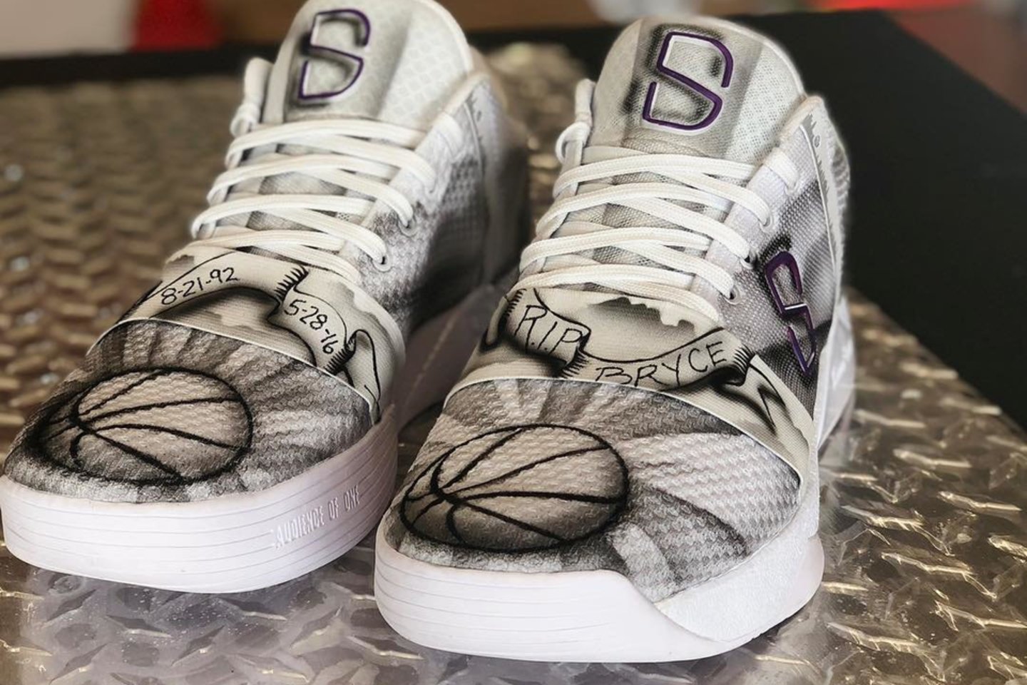 „Brooklyn Nets“ įžaidėjas Spenceris Dinwiddie kiekvienose NBA rungtynėse pasirodo su vis naujais savo firmos kurtais sportbačiais.<br> Instagram nuotr.