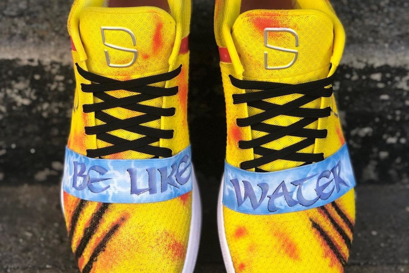 „Brooklyn Nets“ įžaidėjas Spenceris Dinwiddie kiekvienose NBA rungtynėse pasirodo su vis naujais savo firmos kurtais sportbačiais.<br> Instagram nuotr.
