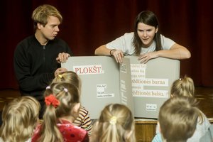 ​Vaikų vaizduotę lavina LNDT kūrybinės dirbtuvės „Knyga be paveikslėlių“