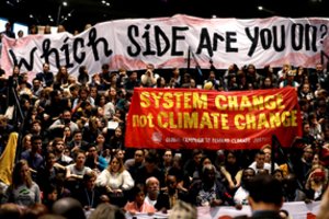 Lenkijoje paaugliai surengė akciją, reikalaudami imtis veiksmų dėl klimato kaitos