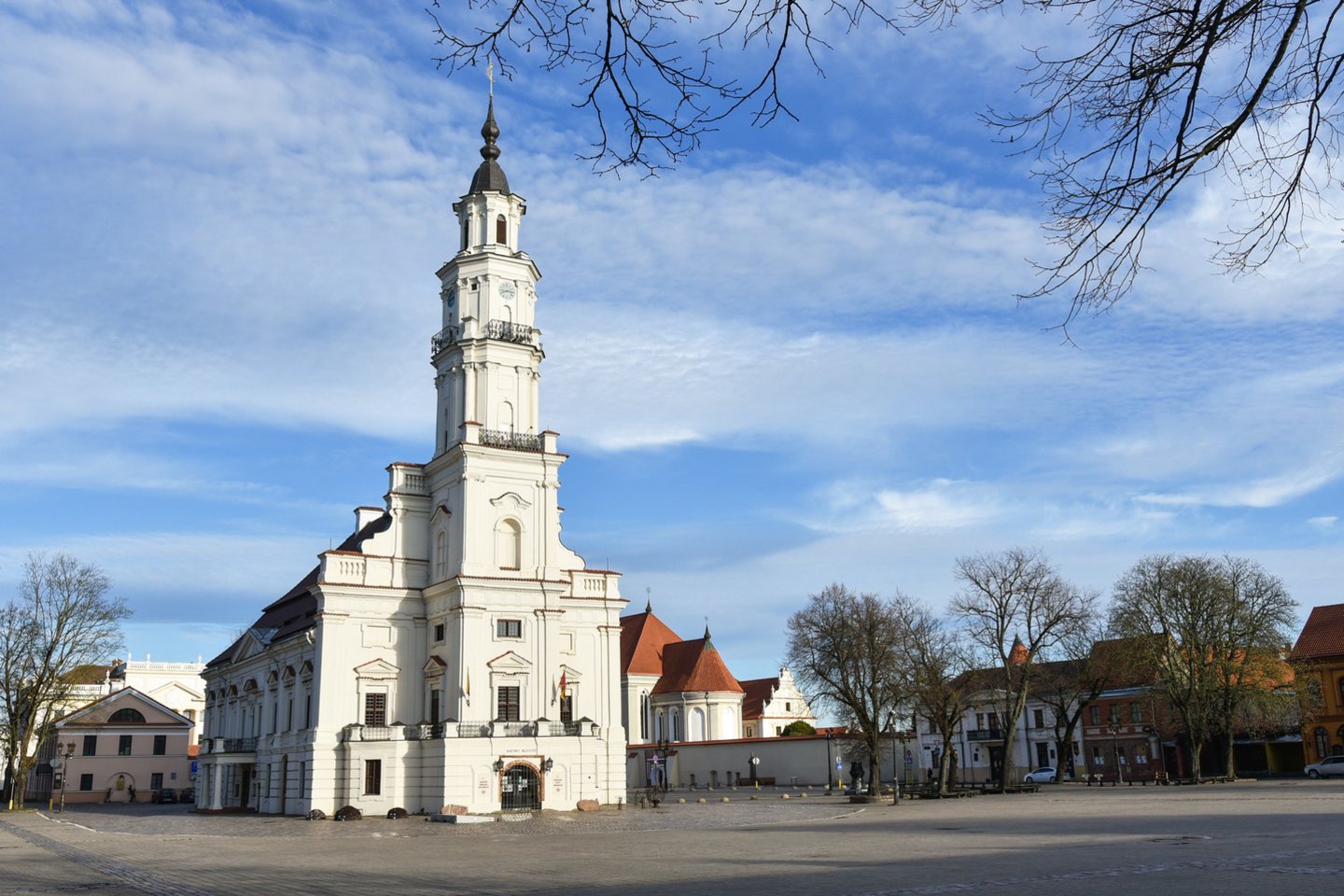 Kauno rotušė vadinama Baltąja gulbe.