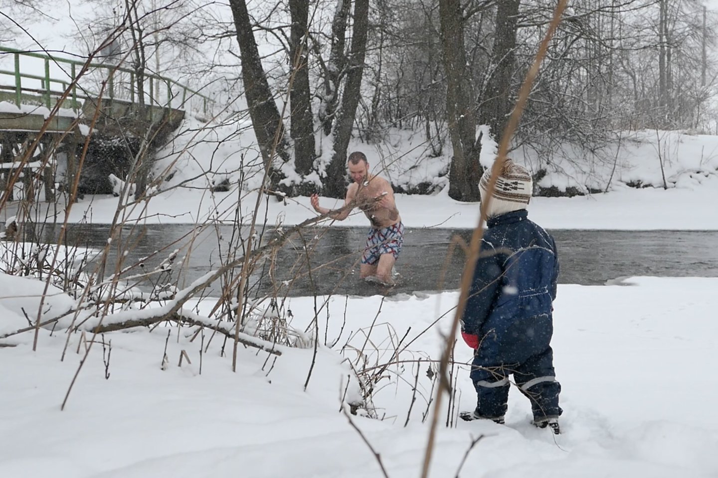 Mažasis Majus prižiūri, kad tėtis nesušaltų, besimaudydamas upėje, kai lauke minus 15.<br> V.Ščiavinsko nuotr.
