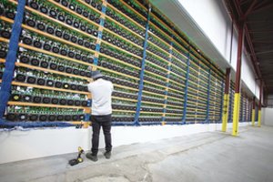 Kriptovaliutos pinga, tačiau tikinčių jų ateitimi toli gražu nemažėja