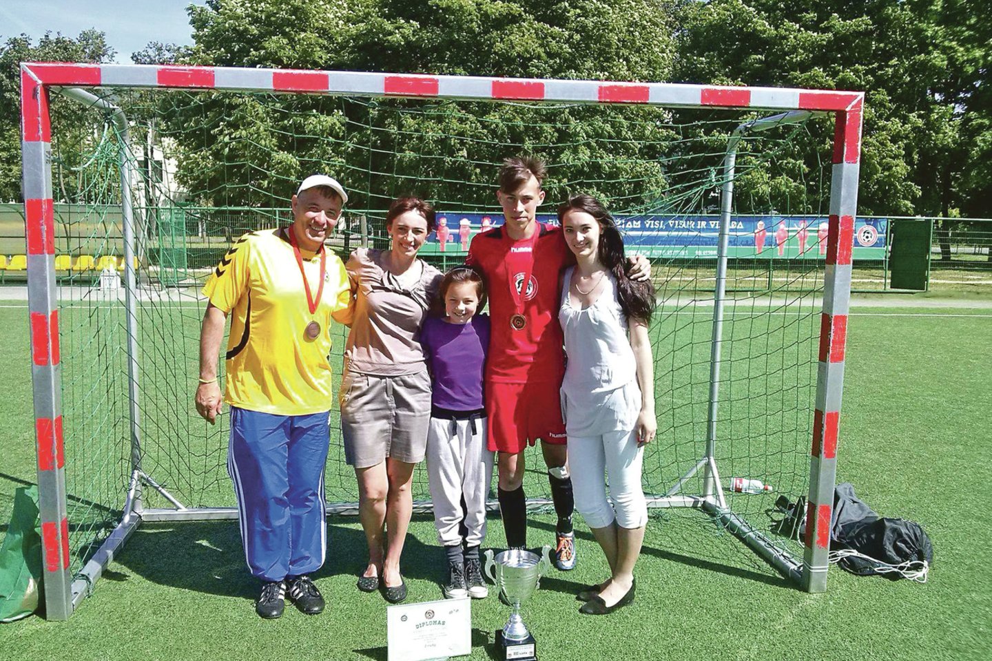 Kauno rajone, Vilkijoje, gyvenanti O.Fedorčako (kairėje) šeima pelnė Masinio futbolo lyderio vardą.<br>KRS nuotr.