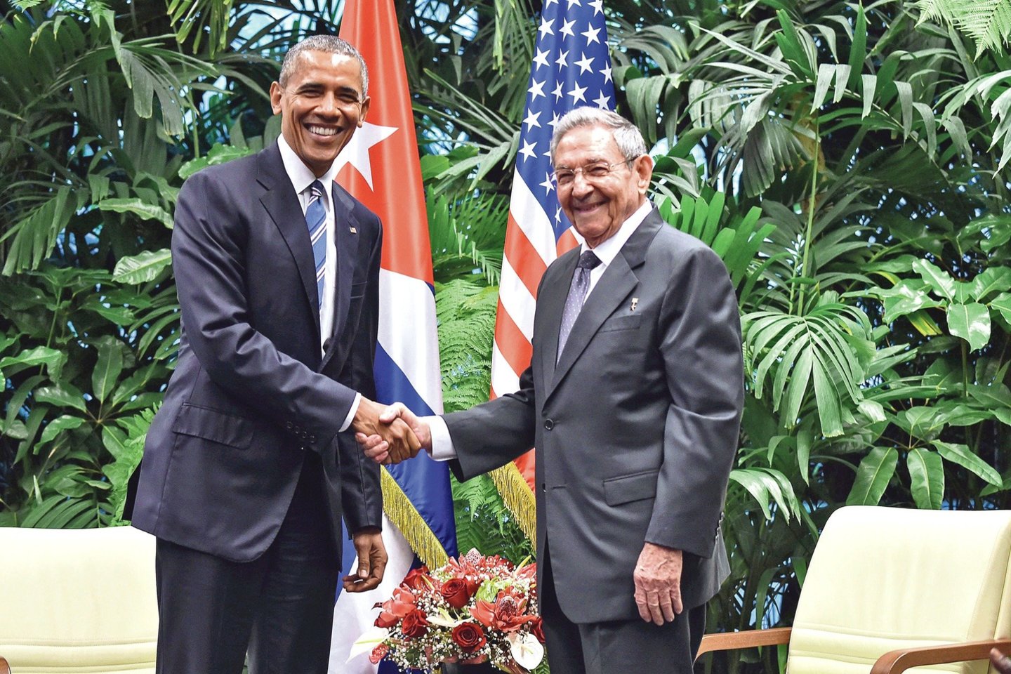 Prezidentams B.Obamai (kairėje) ir R.Castro sukirtus rankomis JAV ir Kuba atnaujino diplomatinius ryšius.<br>AFP/„Scanpix“ nuotr.