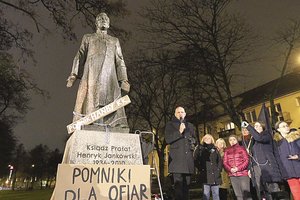 Lenkai šokiruoti: Gdanske stovi paminklas pedofilui?