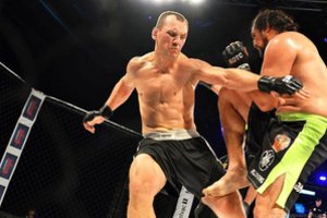 Lietuvos kovotoją R. Stambrauską Rusijoje nokautavo H. Nurmagomedovo akivaizdoje