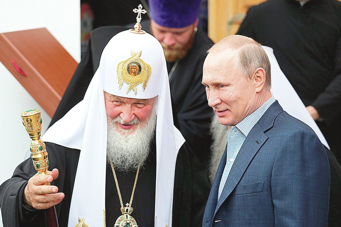 Maskvos patriarchas Kirilas (kairėje), puikiai sutariantis su V.Putinu, Konstantinopolio sprendimą suteikti Ukrainos stačiatikiams savarankiškumą vadino klaida.<br>AFP/„Scanpix“ nuotr.