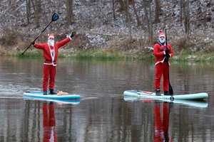 Kalėdų seneliai Vilniaus centre plaukė irklentėmis