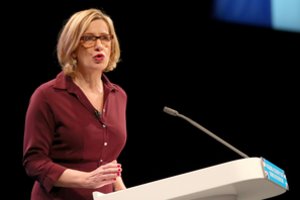 Britanijos ministrė paragino susiskaldžiusį Parlamentą ieškoti sutarimo dėl „Brexit“ 