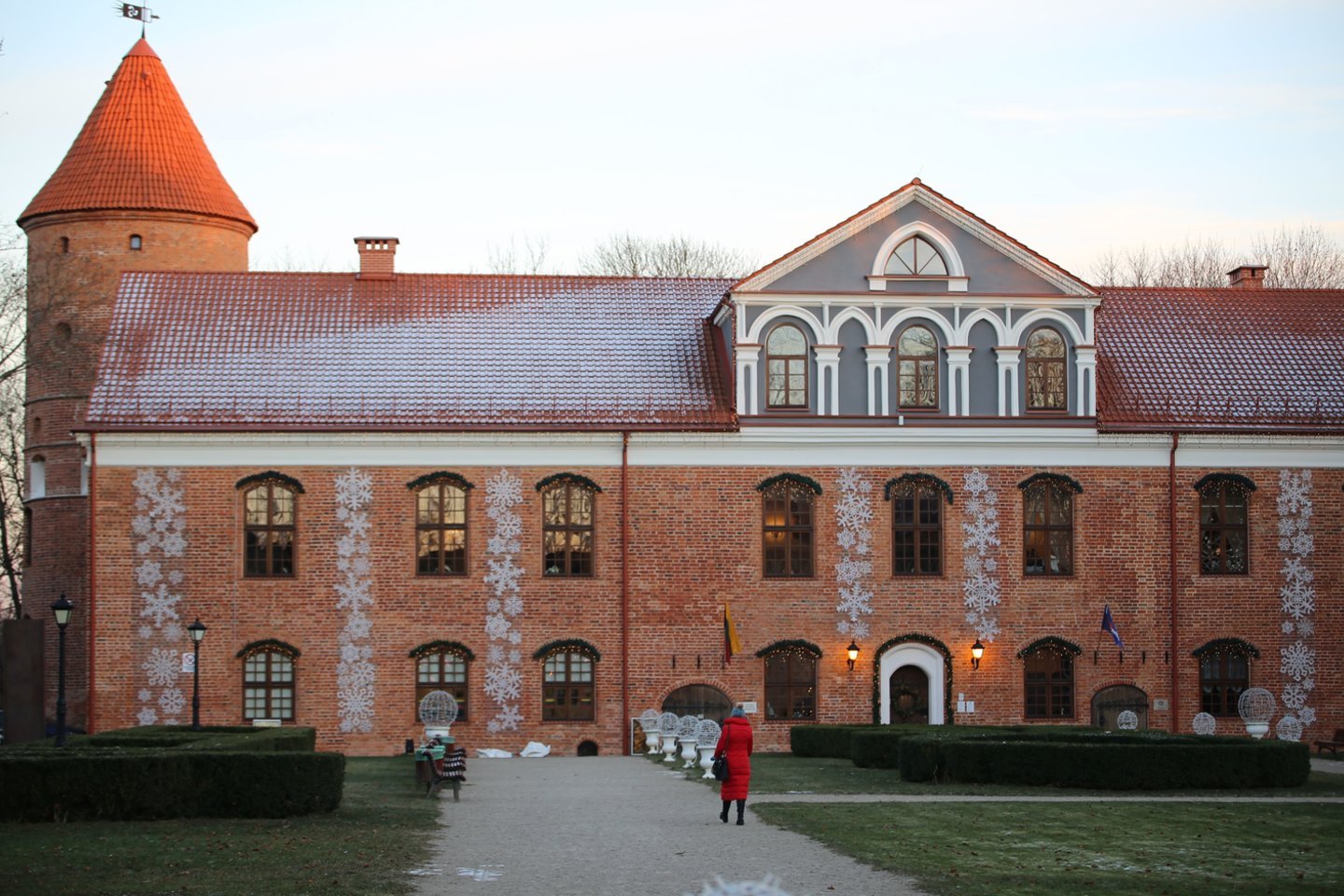 Penktadienį įvyko Raudondvario dvaro parką puošusių moksleivių ir pedagogų pagerbimas.<br> Kauno rajono savivaldybės nuotr.