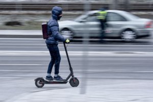 Perspėja: naktį eismo sąlygas sunkins plikledis