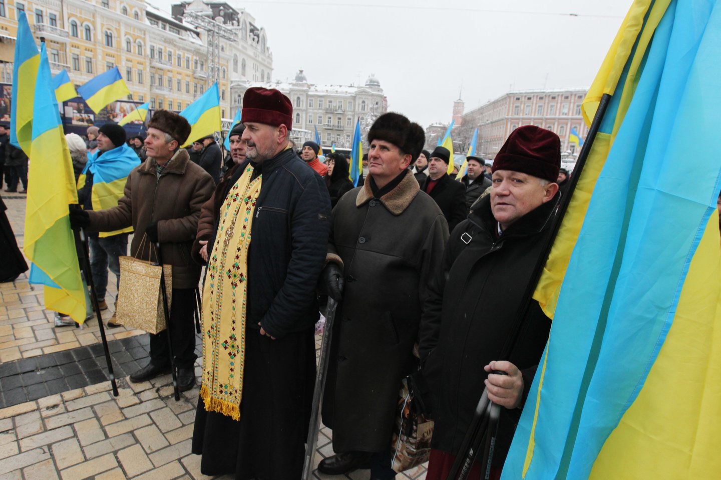 Kijeve keli tūkstančiai žmonių susirinko prie vienos pagrindinių šalies katedrų, laukdami istorinio sinodo sprendimo įkurti nuo Rusijos nepriklausomą ortodoksų Bažnyčią.<br> Zumapress/Scanpix nuotr.