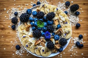 Kaip patiekti paprastą avižinę košę, kad būtų ir gražu, ir sotu