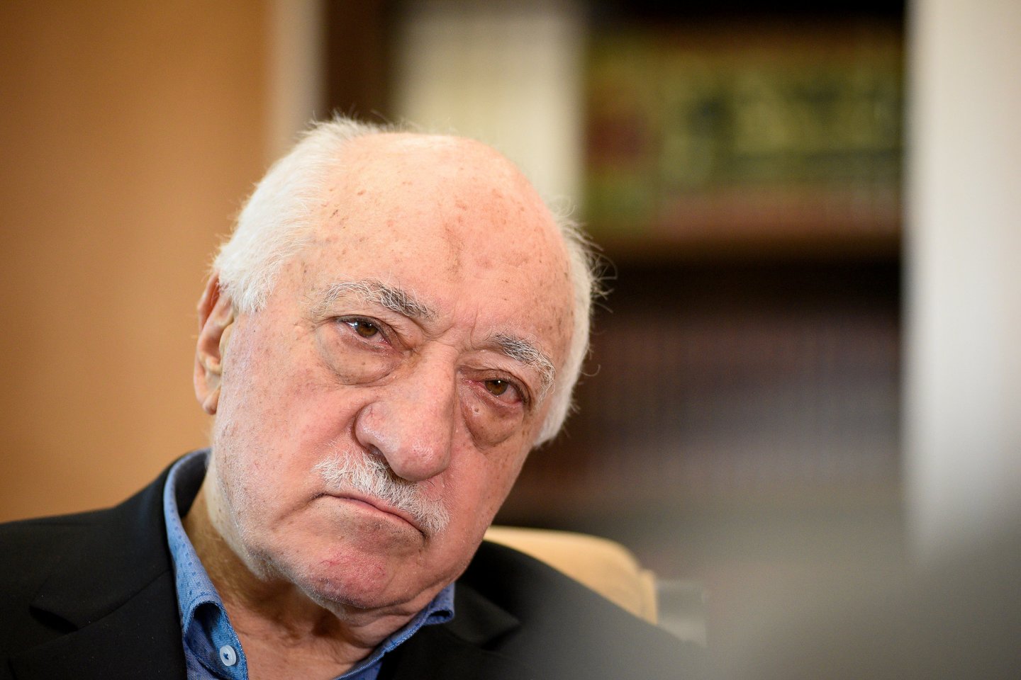 F. Gulenas, buvęs Turkijos prezidento R. T. Erdogano bendražygis, nuo 1999 metų gyvena savanoriškoje tremtyje Jungtinėse Valstijose.