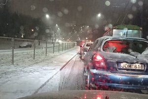 Kaune dėl sniego ir plikledžio pasipylė avarijos, eismas paralyžiuotas