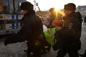 Sulaikyti prie Rusijos FSB protestavę žmonės