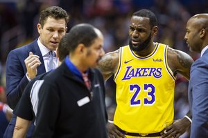 Kaip blogiausiame sapne – L. Jamesas sužaidė tragiškai, „Lakers“ sutriuškintas