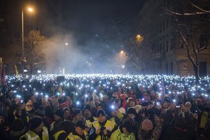 Tūkstantiniai protestai drebina Budapeštą: nauji įstatymai vėl varžo žmonių teises