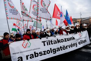 Vengrijoje protestuojantys parlamentarai išmesti iš valstybinio transliuotojo būstinės