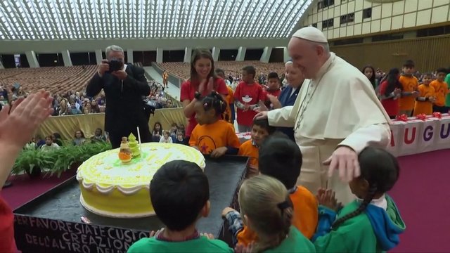 Gimtadienį švenčiantis popiežius sulaukė išskirtinio vaikų dėmesio