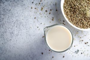 Pasigaminkite skanaus ir naudingo, bet nepelnytai užmiršto kanapių pieno 