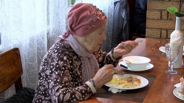 Senjorai meldžiasi už verslininkus: pietūs kavinėje – po vieną eurą