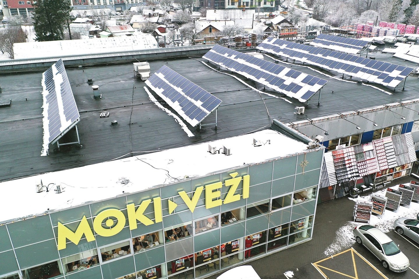 Pusė ant šios parduotuvės įrengtų saulės modulių priklauso vienai, kita pusė – kitai su Seimo nariu D.Kreiviu ir jo partneriais susijusiai įmonei, todėl abi bendrovės teisėtai gauna skatinamąjį tarifą iš VIAP biudžeto.<br>V.Ščiavinsko nuotr.