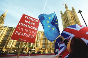 101 diena iki „Brexit“: chaosas Londone nerimsta, ruošiamasi išstojimui be sutarties