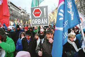 Kantrybės taurė persipildė: po vergystę įteisinusių įstatymų vengrai išėjo į gatves