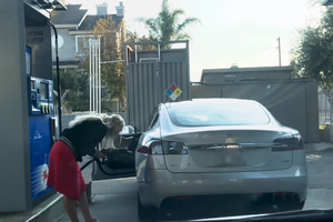 Vairuotojos poelgis degalinėje prajuokino milijonus: ką ji sau galvojo?