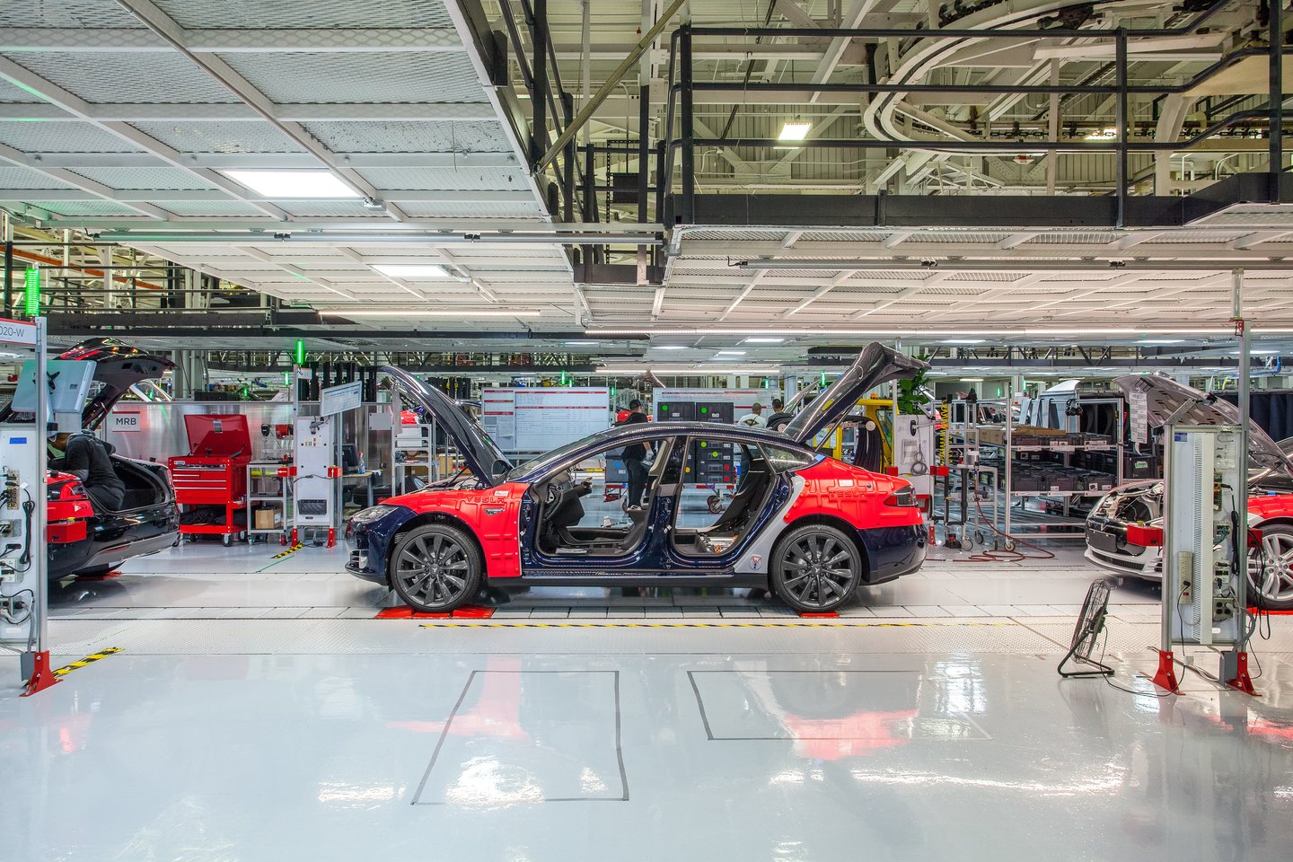  „Tesla“ gali tekti greitai padidinti gamybos apimtis, o „General Motors“ apleisti pastatai – galimas sprendimas.<br> Gamintojo nuotr.