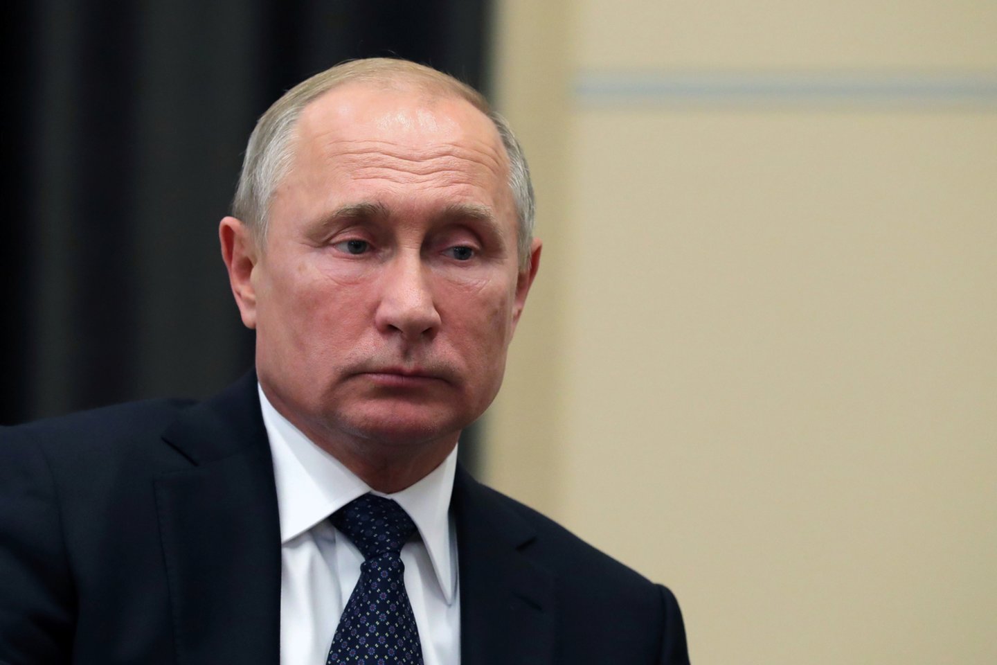  Rusijos prezidentas Vladimiras Putinas antradienį pirmą kartą užsiminė, kad neatmeta idėjos ir kitoms šalims prisijungti prie svarbios Šaltojo karo sutarties, kuria apribojama vidutinio nuotolio branduolinė ginkluotė, arba galimybės pradėti derybas dėl naujo susitarimo.<br>Reuters/Scanpix nuotr.