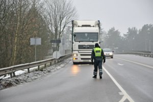 Verslininkas – atvirai apie ukrainiečių įdarbinimą: prie vilkikų vairo sėda ir lėktuvų pilotai