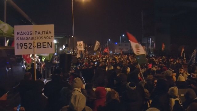 Protestai pasiekė ir Vengriją, tūkstančiai išėjo į gatves dėl naujo darbo kodekso