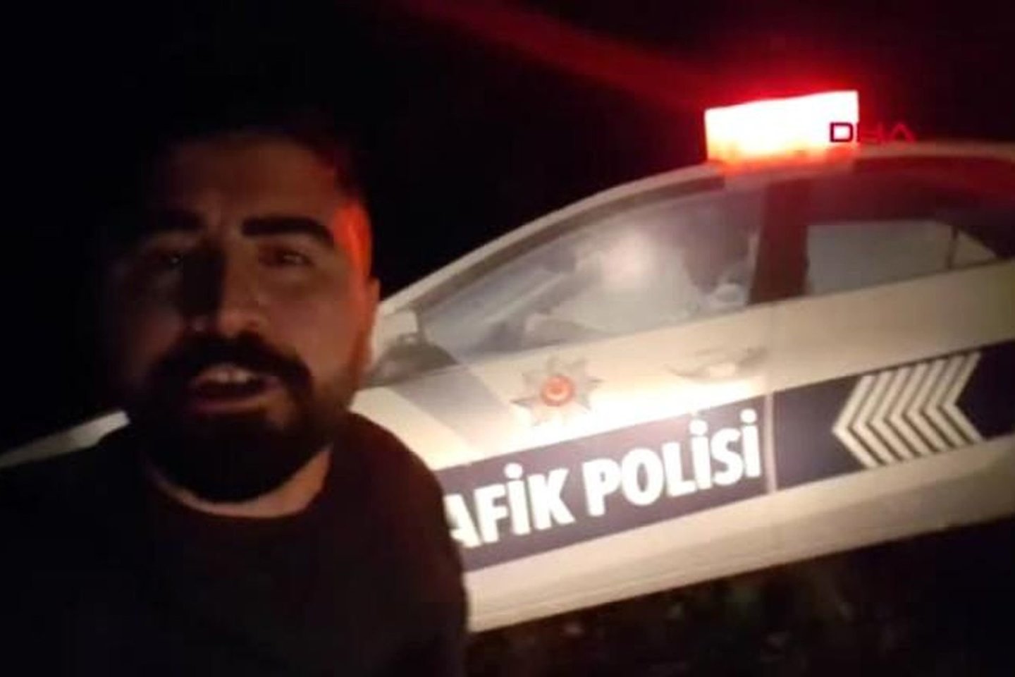  Burhanas Cakmakas daugiau nei valandą prastovėjo bijodamas pravažiuoti pro maketą, kurį palaikė tikru policijos automobiliu. <br> Socialinių tinklų nuotr.