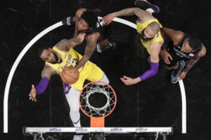Galingai žaidęs LeBronas neišgelbėjo „Lakers“ nuo pralaimėjimo