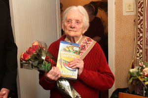 Šimtametei šiaulietei lazdos nereikia – ji pati šeimininkauja savo namuose